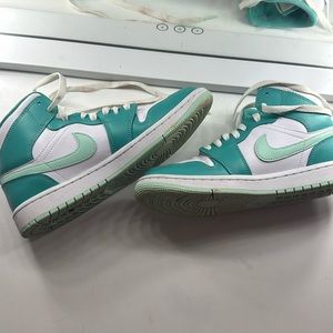 Jordan 1 high (marine green) Womens size 8